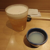 まんてん鮨 日比谷オクロジ店 - まずは生ビールをグラスで　「蜆汁」も出ます