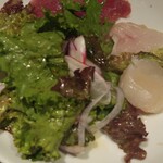 Torattoria Viva-Che - 銚子港直送のホタテ、マダイ、マグロの鮮魚のサラダ〜長男が海鮮が旨いって〜♡