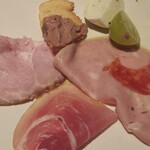 トラットリア ヴィヴァーチェ - 大皿で来たお料理を今回は私がサービス〜イタリアン産の生ハムの盛り合わせ、レバーパテ、水牛のモッツァレラチーズとシャインマスカット〜❤私の盛り付けは如何！？(笑)