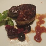 トラットリア ヴィヴァーチェ - フォアグラのポワレ〜❤ミントの葉っぱ添えとベリー赤ワインソースがメチャ美味しい〜♪(≧∇≦)