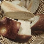 トラットリア ヴィヴァーチェ - 自家製パン２種類〜