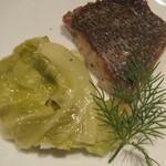 トラットリア ヴィヴァーチェ - マダイのポワレと旬野菜キャベツのフリットのカラスミがけ〜❤カラスミの粉に気付かなくて盛り忘れたぁ〜(笑)