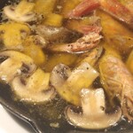 トラットリア ヴィヴァーチェ - 天使の海老とマッシュルームのアヒージョ〜熱々で海老の出汁が出て美味しい〜❤パンが先にきていて、アヒージョのオリーブオイルにつける前にほとんどパンがなくなっていたぁ〜Σ(´∀｀；)