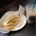 タリーズコーヒー - ボールパークドッグ マッシュルーム＆グレービー～ポルチーニテイスト～、アイスカフェラテ