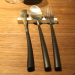 エ・オ ベルナール・ロワゾー・スィニャテュール - ナイフとフォークとスプーン