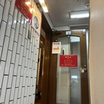 Nibo Shichuuka Soba Semmon Nibo Shimaru - お店入り口。