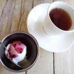 不思議香菜 ツナパハ - 「5時までランチ」のアイスクリームと紅茶