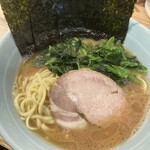 横浜ラーメン 渡来武 - ラーメン濃いめ800円にほうれん草100円、小ライス無料