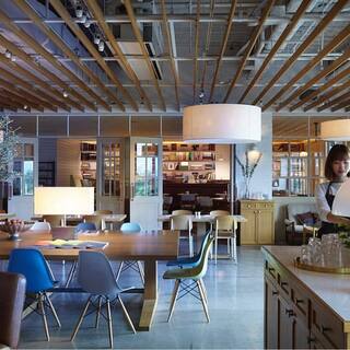 Why not experience the carefully designed interiors of buildings in Odaiba?