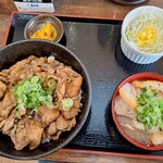 BUTAYARO - 豚丼大盛り、ロース肉で豚汁サラダセット