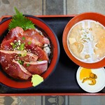 カネセイ - マグロとブリの漬丼＆豚汁 (日替りB)