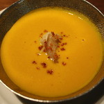 エ・オ ベルナール・ロワゾー・スィニャテュール - かぼちゃのスープ、栗のラヴィオリ添え