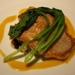 エ・オ ベルナール・ロワゾー・スィニャテュール - 華麗のプランチャー鉄板焼き、ニース風リゾットと魚と野菜のソース