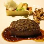 エ・オ ベルナール・ロワゾー・スィニャテュール - 特選和牛のステーキ仕立て、気のこと玉ねぎのファルス乗せ、赤ワインとエシャロット風味のソース