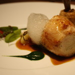 エ・オ ベルナール・ロワゾー・スィニャテュール - 丹波地鶏の胸肉とキノコの詰め物と手羽先の煮込み、三種類のピューレとリンゴ酢のソース