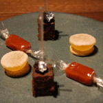 エ・オ ベルナール・ロワゾー・スィニャテュール - ショウガノパート　ド　フリュイ　フレンチブランデーのチョコレートケーキ　赤パプリカとフランボワーズの生キャラメル