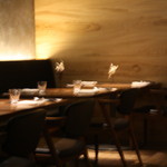 エ・オ ベルナール・ロワゾー・スィニャテュール - 入り口の席