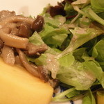 宇豆基野 - サラダ　きのこのサラダ　しめじ　エリンギ　舞茸　サラダレタス　柿　マッシュルームドレッシング；アップ