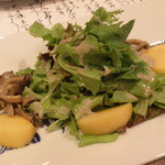 宇豆基野 - サラダ　きのこのサラダ　しめじ　エリンギ　舞茸　サラダレタス　柿　マッシュルームドレッシング