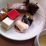 ワイン食堂 ブルマーレ - デザート系。プチシューのチョコレートがけと、リンゴゼリーが気に入りました。