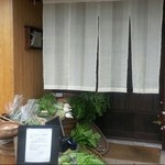 ふじもり - 店頭には地場産の野菜が販売されている
      (2013.10.29)