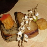 宇豆基野 - 焼物　鰆の柚庵焼　栗　銀杏　紅葉麩；朴葉を取ると