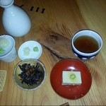 ふじもり - 付け出しにはひじきの煮物と蕎麦豆腐が
      (2013.10.29)
