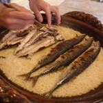 宇豆基野 - 食事　秋刀魚釜めし　赤出汁　香の物；綺麗に骨を取り