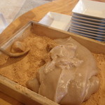 宇豆基野 - 小菓子　わらびもち；一つ一つ作り上げられていきます