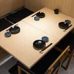 Sushi Sakaba Edomaru - 落ちついて食事が楽しめるテーブル席