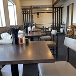 Daichino Udon - 店内、テーブル席と奥に和座敷席