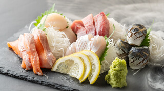 Sushi Sakaba Edomaru - 豊洲仲卸直送の刺身盛り合わせ