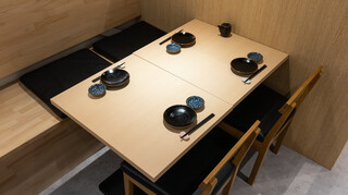 Sushi Sakaba Edomaru - 落ちついて食事が楽しめるテーブル席