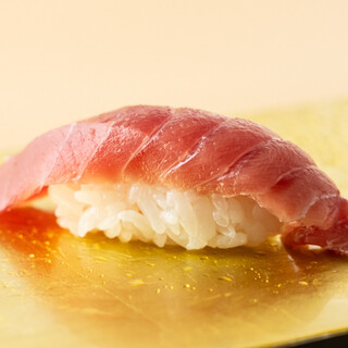 請與其他沙里一起享用時令鮮魚的壽司！