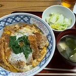 成木屋 - かつ丼 900円。