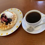 CAFE RODAN - 料理写真:コーシーとワッフルの景色(*ﾟ∀ﾟ*)