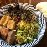 に干し屋 SINCHAN - コロチャーシューとメンマ、カイワレ、ネギ、黒バラ海苔、唐辛子が乗ります。
      