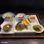 味の店 いわし - 鮭といくらの紅葉漬､蛍烏賊の溜まり漬､鶏肉の松風の松葉串､御浸しやオクラに甘露梅の寒天寄せに香ばしい子持ちの魚の燻製焼､めかぶ酢に擬製豆腐