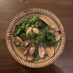 [Sometimes in spring] Steamed rape blossoms and clams in sake