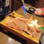 品川 ひなた - さしとろ肉寿司。中にシャリが隠れておりました