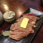 もつ焼 まるい - 子牛のステーキ
                                