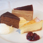 銀座 ハプスブルク・ファイルヒェン - カフェタイムのケーキ3種盛合せセット(1960円・サ別)のザッハトルテ、ドボストルテ、ケーゼトルテ(特製チーズケーキ)