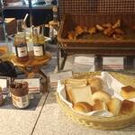 創作ダイニング ラ・ベランダ アパホテル&リゾート 東京ベイ潮見 - 卵サンド、パン各種。ジャム、ピーナッツバター、チョコスプレッド