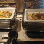 創作ダイニング ラ・ベランダ アパホテル&リゾート 東京ベイ潮見 - 月島レバーフライ、牛肉とキャベツのネギ塩炒め