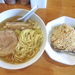 太陽 - らーめん大盛り（食べかけ）・半チャーハン セット