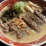 酒蔵直営 秀よし食堂 蔵人 - 1枚切りビーフステーキ！ど〜ん！！　《ステーキラーメン 1,300円》＊運営元である『秀よし』鈴木酒造さんの酒粕をフィーチャーされたと思われる『粕汁』的まろやかスープ　＊麺は一般的な中太多加水麺