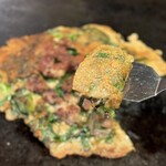 もりぐち - ニラで焼いてるのでチヂミっぽいけど、チヂミより素材の旨味が直に香るので、1枚でビール3杯いける(^O^)❒’’