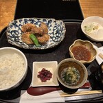 Mameya Bettei Shibikama - お豆腐、小鉢、味噌汁、しば漬けがつきます。お茶も美味しい