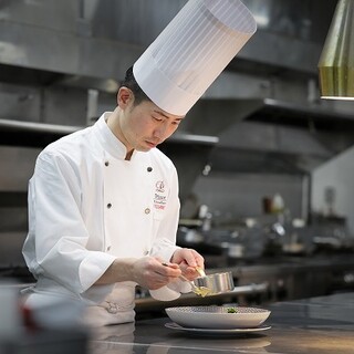 Chef Yoshimoto has won many awards both domestically and internationally, and has gained experience at famous restaurants in France.