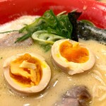 麺道 しゅはり - 味玉を強引に割る笑